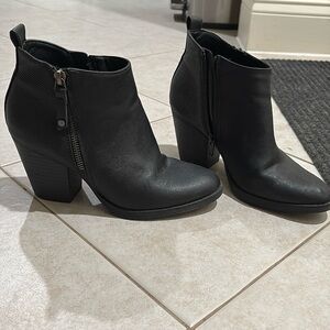 Universal thread black leather boots